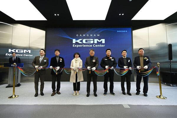 지난 25일 곽재선 KG모빌리티 회장(가운데)을 비롯한 임직원들이 ‘KGM 익스피리언스 센터 강남’ 개관식에서 오픈 기념 테이프 커팅식을 진행하고 있다. /﻿KG모빌리티