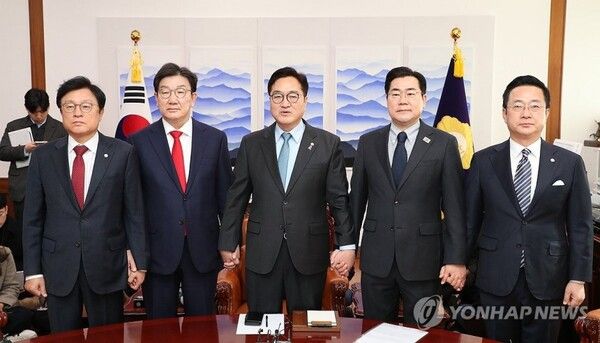 우원식 국회의장과 양당 원내대표가 26일 서울 여의도 국회에서 의장주재 회동에 참석해 기념 촬영하고 있다.