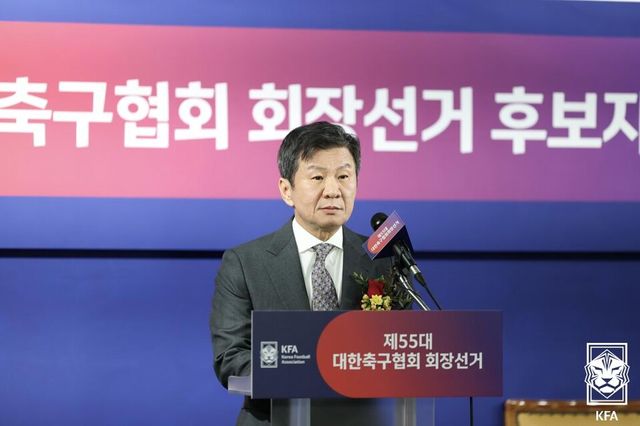  26일 축구회관에서 열린 제55대 대한축구협회장 선거에서 신문선 명지대 기록정보과학전문대학원 스포츠기록분석학과 초빙교수와 허정무 전 축구 대표팀 감독을 제치고 당선된 정몽규 회장(왼쪽). /대한축구협회 제공