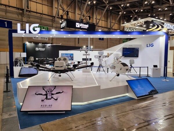 LIG넥스원이 26~28일까지 부산 벡스코에서 열리는 ‘DSK 2025’에 참가한다. 사진은 전시장에 마련된 LIG넥스원 홍보 부스/ LIG넥스원