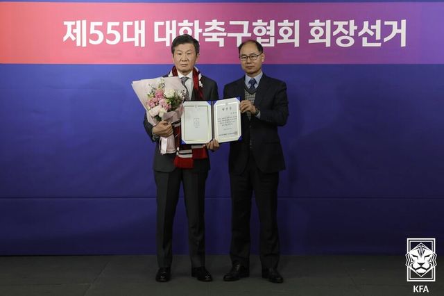  26일 축구회관에서 열린 제55대 대한축구협회장 선거에서 신문선 명지대 기록정보과학전문대학원 스포츠기록분석학과 초빙교수와 허정무 전 축구 대표팀 감독을 제치고 당선된 정몽규 회장(왼쪽). /대한축구협회 제공