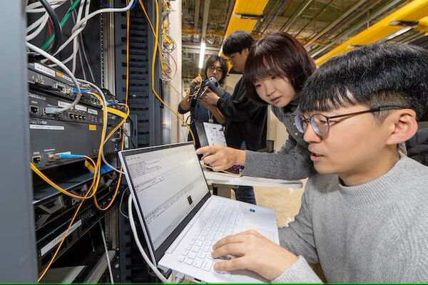 KT는 5G 유심망에 양자암호(QKD)와 양자내성암호(PQC) 및 가상 사설망(VPN)을 통합한 하이브리드 양자암호통신 네트워크를 국내 최초로 적용했다고 26일 밝혔다. / KT