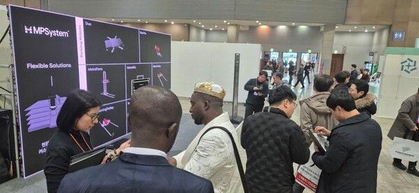 상생협력 건설 엑스포에서 '엠피시스템' 로봇주차 설명하고 있는 모습. /삼표그룹 제공