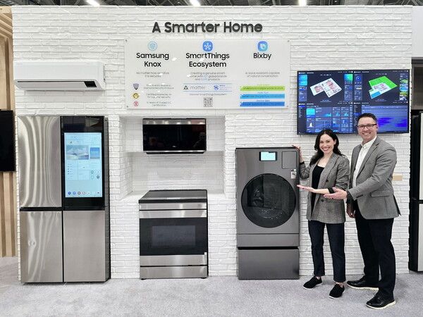 삼성전자 직원이 KBIS 2025에서 차별화된 AI 연결경험을 제공하는 비스포크 가전을 소개하고 있다./삼성전자