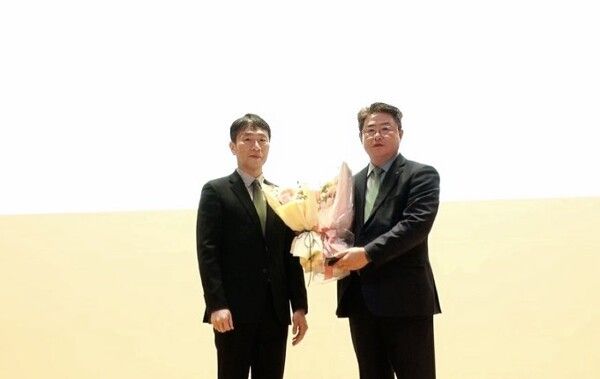 지난 26일 금융감독원이 주관한 2024년 1사1교 금융교육 우수회사 시상식에서 DB손해보험 정종표 대표(오른쪽)가 이복현 금융감독원장과 기념촬영을 하고 있다. 사진=DB손해보험