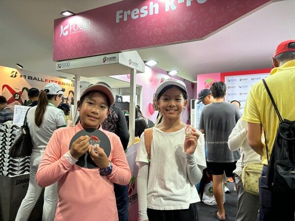 딸기를 시식하는 골프 주니어 태국 선수.