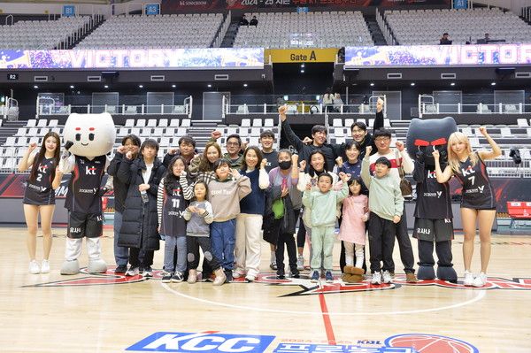 신경섬유종 환우회 학생들이 프로농구 수원 KT 소닉붐 선수단과 기념사진을 찍고 있다. /프로농구 수원 KT 소닉붐 제공