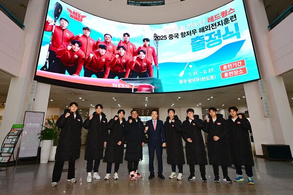 중국으로 동계훈련을 떠난 연수구청 카누팀 ‘레드윙스’ 단원들이 출정식을 갖고 있다. /연수구 제공