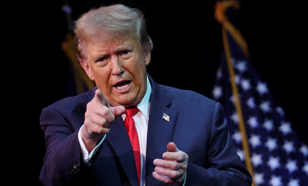 도널드 트럼프 미국 대통령이 3일(현지시간) 캐나다와 멕시코에 대한 25% 관세 부과를 한 달간 유예한 결정은 단순한 양보가 아닌 ‘벼랑 끝 전술’의 연장선으로 해석된다. / 연합뉴스