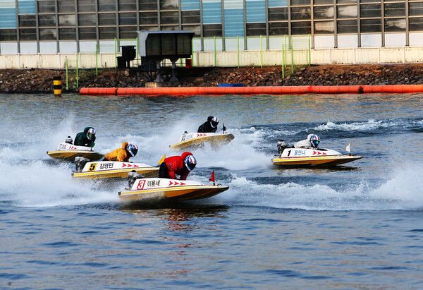 미사경정장에서 선수들이 턴마크를 돌며 경합을 벌이고 있다. /국민체육진흥공단 제공