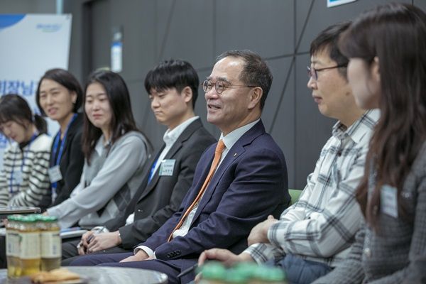 이찬우 신임 NH농협금융 회장이 '신뢰의 금융, 혁신의 새로운 기준'을 만들어 가는 것을 경영 슬로건으로 제시하고, 이를 위해 △고객 신뢰와 혁신 △농협금융 정체성 강화 △미래경쟁력 제고와 리스크 관리 등을 강조했다. /NH농협금융 제공