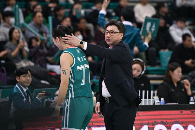 여자프로농구 부천 하나은행의 사령탑 김도완 감독. /WKBL 제공​​​​​​​