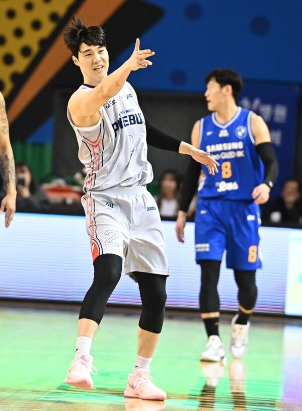 프로농구 울산 현대모비스 피버스 신민석(왼쪽). /KBL 제공