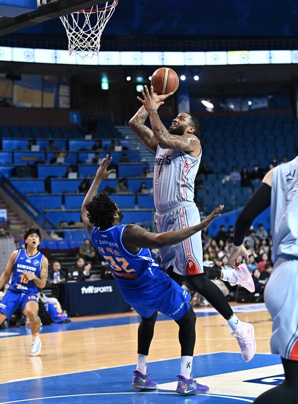 프로농구 울산 현대모비스 피버스 숀 롱(오른쪽). /KBL 제공