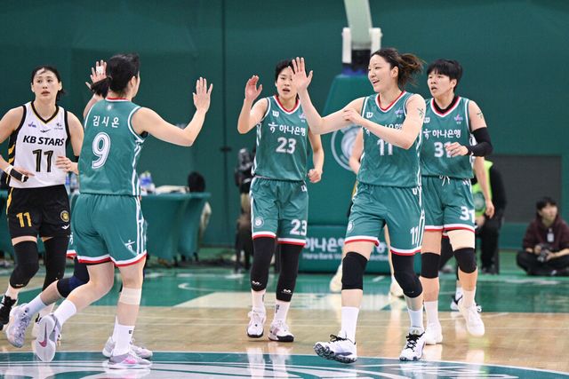 5일 부천체육관에서 열린 2024-2025 여자프로농구 정규리그 홈 경기서 청주 KB를 66-60으로 꺾은 부천 하나은행. /WKBL 제공