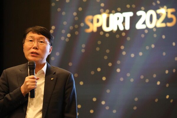 김재관 KB국민카드 사장이 2015년 상반기 경영전략회의에서 발언하고 있다. / KB국민카드