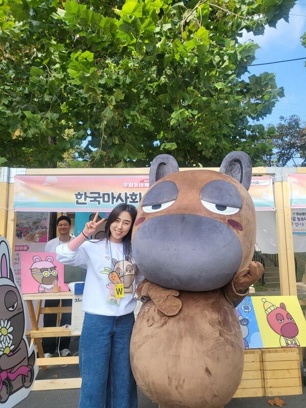 제6회 우리동네 캐릭터축제 참가한 '말마'와 박지연 한국마사회 주임. /한국마사회 제공