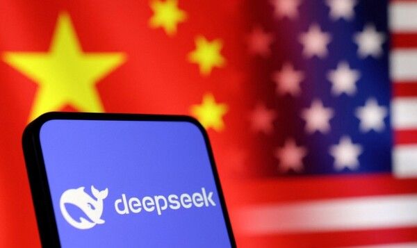 중국의 인공지능 기업 딥시크(DeepSeek)가 개발한 AI(인공지능) 모델이 개인정보 유출과 국가 안보 위협 논란에 휩싸였다. 딥시크의 AI 서비스가 사용자의 개인정보를 과도하게 수집하고, 이를 중국 정부와 공유할 가능성이 제기되면서 각국 정부와 기업들의 경계심이 커지고 있다. / 연합뉴스
