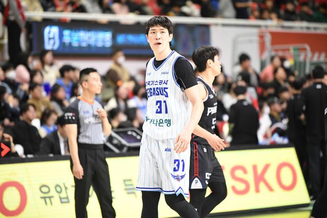 프로농구 대구 한국가스공사 유니폼을 입고 첫 경기를 치른 김준일. /KBL 제공
