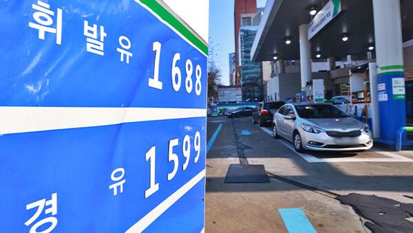 국내 주유소 기름값이 17주만에 하락했다. / 사진=연합뉴스.