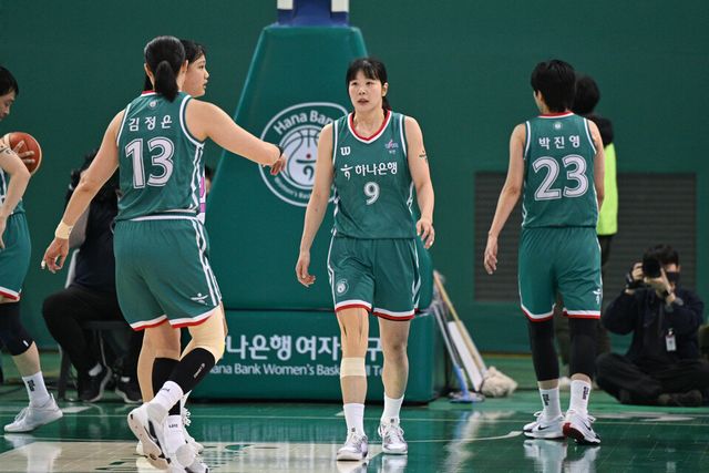 여자프로농구 부천 하나은행이 봄 농구를 위한 대반격에 나섰다. /WKBL 제공