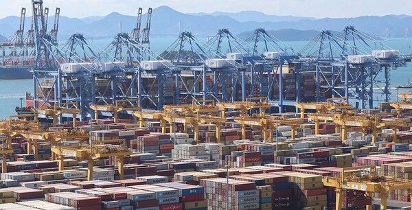 부산항 신항 부두에 컨테이너가 쌓여있다./연합뉴스