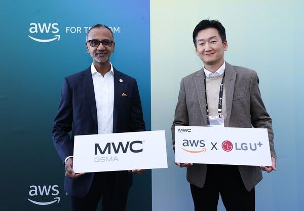 LG유플러스와&nbsp;AWS는 스페인 바르셀로나&nbsp;MWC25&nbsp;현장에서 전략적 파트너십을 체결하고,&nbsp;국내&nbsp;AI&nbsp;클라우드 생태계 조성을 위한&nbsp;‘AX얼라이언스’&nbsp;전략을 공동 추진키로 했다.&nbsp;사진은&nbsp;MWC25에서 진행된 업무협약식에 참석한&nbsp;LG유플러스 권용현 기업부문장(오른쪽)과&nbsp;AWS&nbsp;젠스 나가라잔 아시아태평양 및 일본 통신 사업 총괄의 모습. / LGU+