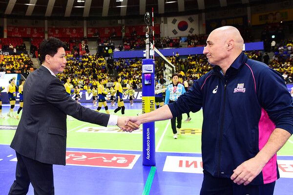 강성형 현대건설 감독(왼쪽)과 마르첼로 아본단자 흥국생명 감독. /KOVO 제공