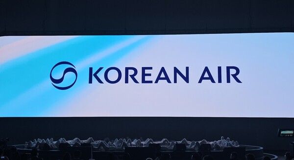대한항공이 11일 서울 강서구 본사 격납고에서 연 '라이징 나이트' 행사에서 신규 로고를 소개하고 있다. 2025.3.11 / 연합