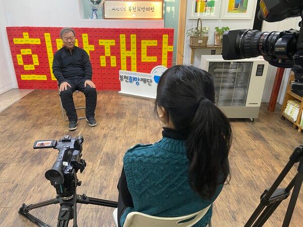 LG헬로비전이 케이블TV 공동 기획 보도인 '우리 동네 영웅'을 새롭게 편성했다. 사진은 '우리 동네 영웅' 첫 주인공인 부천희망재단 정인조 명예이사장이 인터뷰를 하는 모습. / LG헬로비전