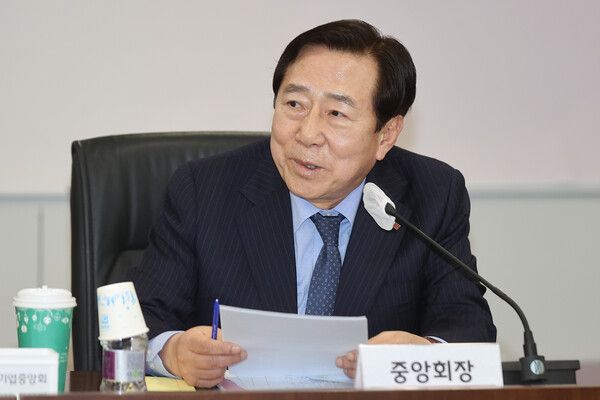 김기문 중기중앙회장이 주52시간제와 중대재해처벌법 등 중소기업의 애로사항을 정부에 건의했다./연합뉴스