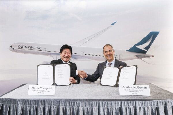 이영철 SK에너지 마케팅본부장(왼쪽)과 알렉스 맥고완 캐세이퍼시픽항공 운영 및 서비스 제공 최고 책임자(오른쪽)가 10일 홍콩 캐세이퍼시픽항공 본사에서 SAF 공급 계약을 체결하고 있다. / SK에너지