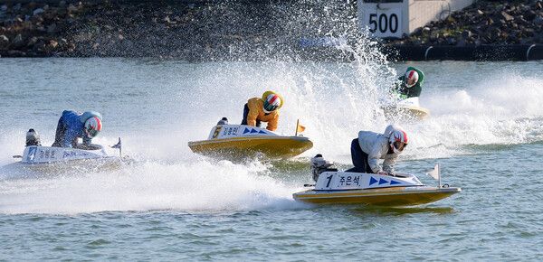 미사리 경정장에서 열린 경정 경주에서 선수들이 턴 마크를 돌며 경합을 벌이고 있다. /국민체육진흥공단 제공