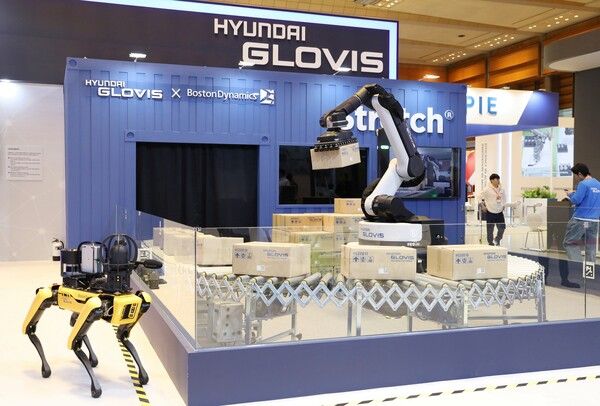 12일 서울 코엑스에서 개막한 ‘2025 스마트공장·자동화산업전'의 현대글로비스 부스에서 보스턴다이내믹스 물류로봇 ’스트레치‘의 시연이 진행됐다./현대글로비스 제공 