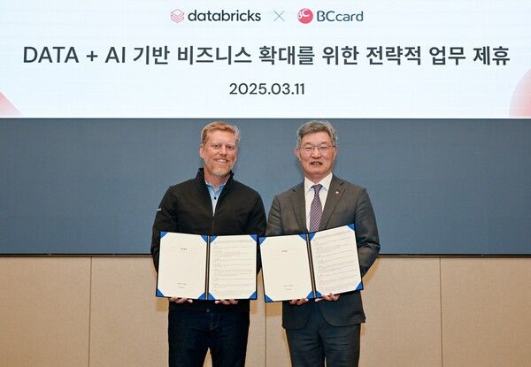 (오른쪽부터) 최원석 BC카드 사장, 론 가브리스코(Ron Gabrisko) 데이터브릭스 CRO(최고수익책임자)가 업무협약 체결 후 기념사진을 촬영하고 있다. / BC카드 제공