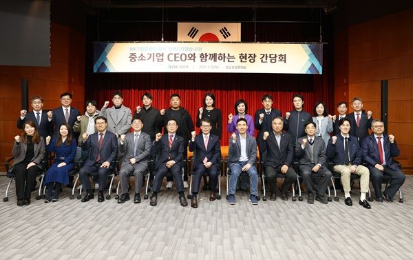 IBK기업은행이 12일 현장 중심 경영의 일환으로 경기도 성남시 성남상공회의소에서 성남·광주·이천 등, 경기 동부 소재 중소기업 대표 20명을 초청해 중소기업 현장 간담회를 개최했다고 밝혔다. /IBK기업은행 제공
