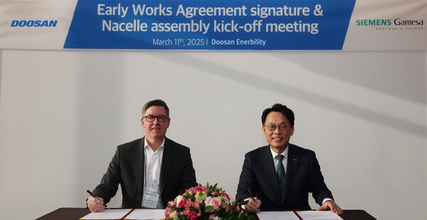 지난 11일 두산에너빌리티 창원 본사에서 열린 지멘스가메사와 사전업무착수협약(EWA) 체결식에서 지멘스가메사 나셀 생산총괄 펠크 머던 박사(왼쪽)와 두산에너빌리티 파워서비스영업총괄 윤요한 전무가 서명하고 있다./두산에너빌리티 제공