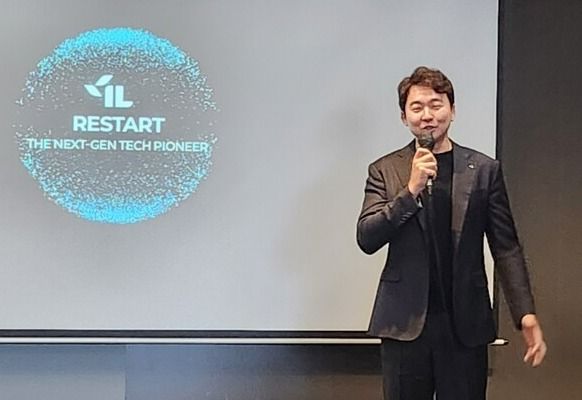 송성근 아이엘사이언스 대표가 13일 열린 기자 간담회에서 실리콘렌즈 기반 모빌리티 사업에 대해 발표하고 있다,/아이엘사이언스