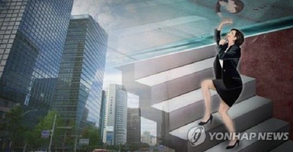 금융권의 유리천장이 여전한 것으로 나타난 가운데 주요 금융그룹과 은행권은 여성 리더 육성 프로그램, 일·가정 양립 문화 확산 등을 통해 여성 인재 등용에 분주히 움직이고 있다. /연합뉴스