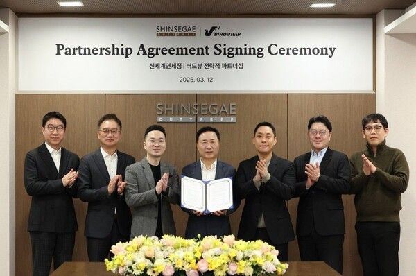 지난&nbsp;12일 서울 중구 신세계디에프 본사에서 신세계면세점과 뷰티 플랫폼&nbsp;‘화해’를 운영하는 화해가 K뷰티 글로벌 콘텐츠 강화를 위한 전략적 파트너십을 체결했다. (왼쪽부터) 이정욱 신세계디에프 상품본부장 전무, 양호진 영업본부장 전무, 이웅 버드뷰 대표, 유신열 신세계디에프 대표, 김경일 버드뷰 대표, 채정원 MD담당 상무, 정시욱&nbsp;GBO(글로벌 비즈니스 총괄). / 신세계면세점 제공