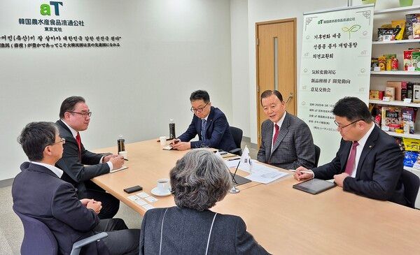 aT 홍문표 사장(우측 2번째)이 기후변화 대응 관련 신품종 개발 의견을 나누고 있다. 사진=aT