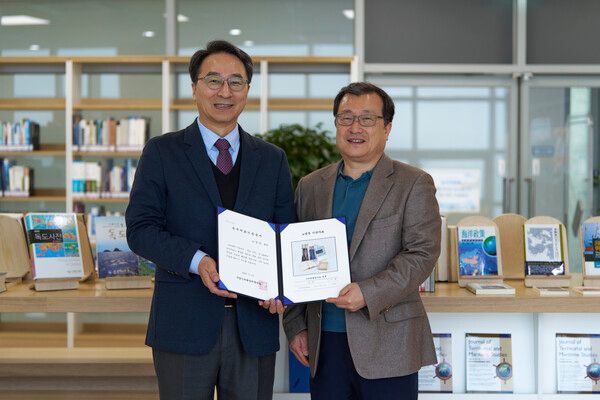 우동식 국립인천해양박물관장(왼쪽)이 지난 12일 노영돈 인천대 교수에게 도서 기증 증서를 전달하고 있다./국립인천해양박물관 