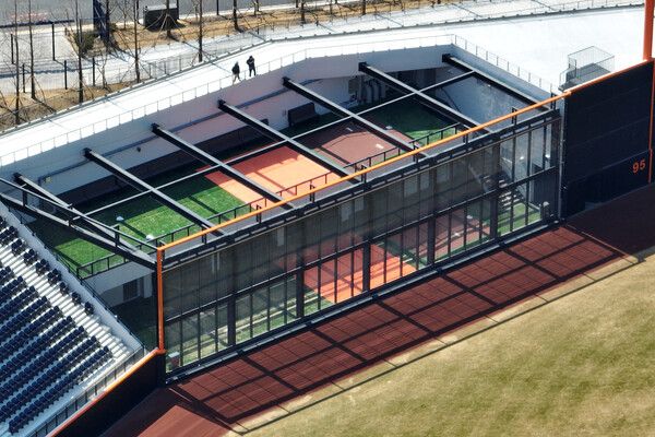 프로야구 한화 이글스가 새 홈구장에서의 첫 시범경기를 앞둔 17일 대전 한화생명볼파크에 '몬스터월'과 복층 구조로 이루어진 불펜존이 설치돼 있다. /연합뉴스