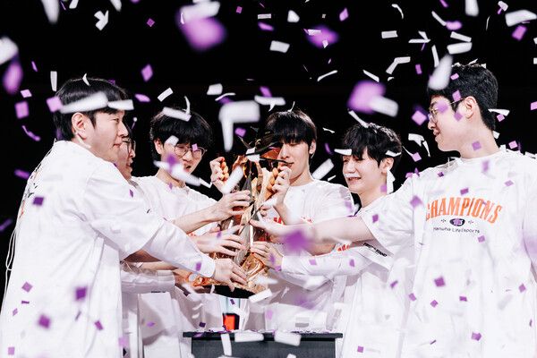퍼스트 스탠드 초대 챔피언에 등극한 한화생명e스포츠./라이엇게임즈