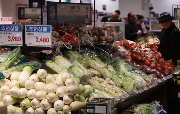 최근 소비부진이 2·3분위 소득계층에 해당하는 중산층에 집중되고 있다는 분석결과가 나왔다. 2024년 1분기 월평균가구소득은 1분위 115.7만원, 2분위 270.6만원, 3분위 426.9만원, 4분위 621.6만원, 5분위 1,125.8만원이다. / 연합뉴스