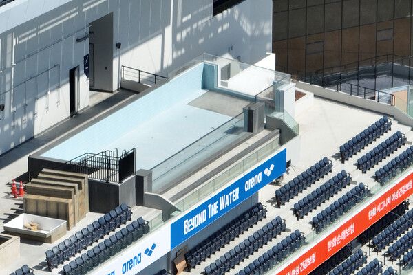 프로야구 한화 이글스가 새 홈구장에서의 첫 시범경기를 앞둔 17일 대전 한화생명볼파크에 인피니티풀이 설치돼 있다. /연합뉴스