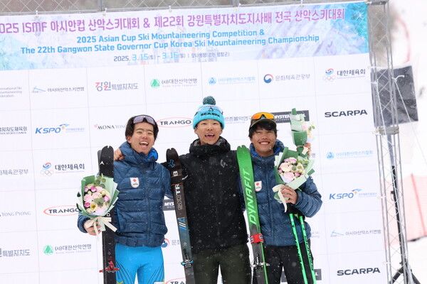 정재원(가운데)이 대회 시상 후 기념 촬영을 했다. /대한산악연맹 제공