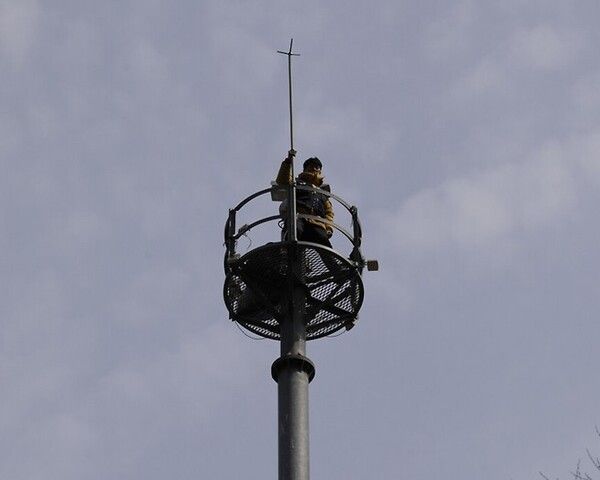 금속노조 거제통영고성 조선하청지회 김형수 지회장이 한화오션에 상여금 인상 등을 요구하며 17일 오전 서울 장교동 한화 본사 앞 CCTV 철탑 고공농성을 벌이고 있다./금속노조