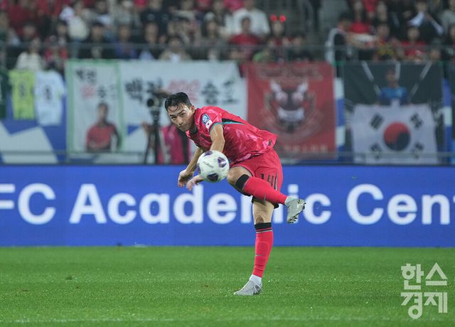 대한민국 조유민이 경기도 용인미르스타디움에서 열린 2026 북중미 월드컵 아시아 3차 예선 B조 4차전 대한민국 VS 이라크 경기서 패스를 하고 있다. /용인=최대성 기자 dpdaesung@sporbiz.co.kr 2024.10.15.