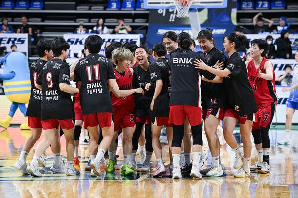 부산 BNK 썸 선수들이 기뻐하고 있다. /WKBL 제공
